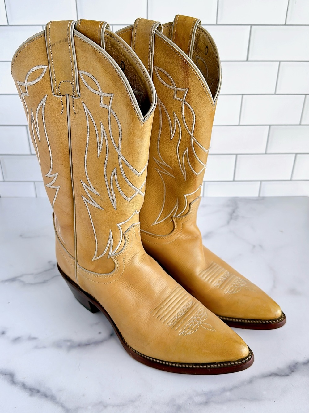Vintage Justin Boots Tan Western Heeled Cowboy Boots with White Stitching
